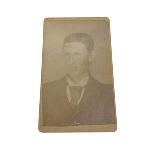 Antieke sepia kast foto van heer in pak eind jaren 1800 vintage fotografie verzamelobject kortstondig
