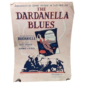 以下が含まれることがあります： 「The Dardanella Blues」のヴィンテージ楽譜カバー。赤いトップスと茶色のパンツを着た女性が特徴です。カバーには「Introduced by Sophie Tucker」などのテキストと、作家と出版社の名前が含まれています。
