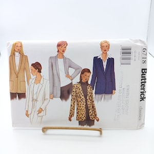 Może przedstawiać: Wzór szycia na kurtki, z pięcioma różnymi stylami. Wzór zawiera beżową kurtkę, szarą kurtkę, białą kurtkę, kurtkę w panterkę i niebieską kurtkę. Wzór pochodzi z Butterick Classics i jest w rozmiarze 12-14-16.