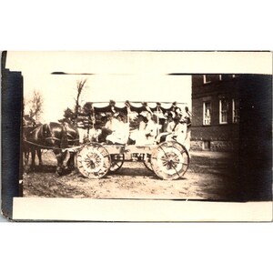 Cartão postal antigo AZO RPPC, carroça Surrey puxada por cavalos decorada para desfile
