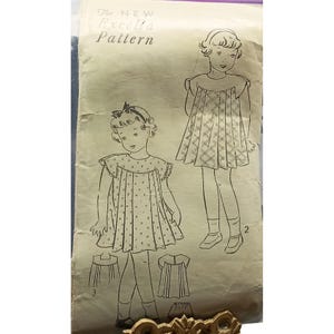 Può includere: Modello di cucito vintage intitolato "The New Excella Pattern". Il modello presenta illustrazioni di due ragazze con abiti. Gli abiti hanno disegni diversi, uno con un motivo a pois e l'altro con un motivo a diamante. Sono mostrati anche altri modelli di abiti.