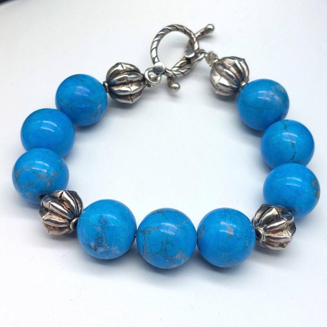 ターコイズブルーのビーズブレスレット、シルバートーンのアクセントと