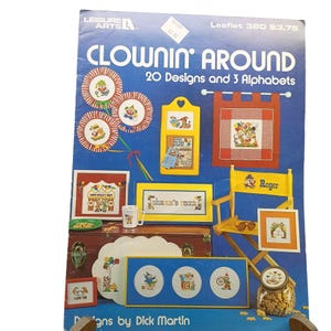 Leisure Arts Clownin Around Ulotka 380 Wzory do haftu krzyżykowego i alfabety Vintage 1980s Pattern Book