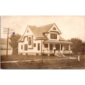 Carte postale vintage de 1912 avec note manuscrite et photographie de maison édouardienne