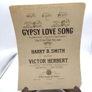 Puede incluir: Partitura antigua titulada "Gypsy Love Song" de "The Fortune Teller". La portada presenta notas musicales, el título de la canción y los nombres del letrista Harry B. Smith y el compositor Victor Herbert. Publicado por M. Witmark & Sons.