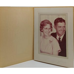 Conjunto de fotografías de retratos antiguos en cartulina con diseño original en blanco y negro de una pareja de enamorados con ropa elegante de Jeffreys