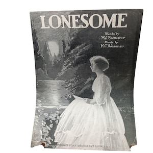 以下が含まれることがあります： 「Lonesome」と題されたヴィンテージ楽譜の表紙。表紙には、白いドレスを着た女性が水辺に座っている白黒のイラストが描かれています。タイトルと作曲者の情報は上部に表示されています。