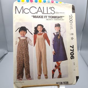 Può includere: Un modello di cucito vintage McCall's con tre outfit per bambini: salopette, tuta e abito con bretelle. Il modello include il testo "MAKE IT TONIGHT" e "WEAR IT TOMORROW!". Il modello è taglia 6.