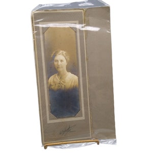 Foto de retrato esbelto vintage en tarjeta de gabinete, joven encantadora original en blanco y negro con peinado hacia arriba y sonrisa suave
