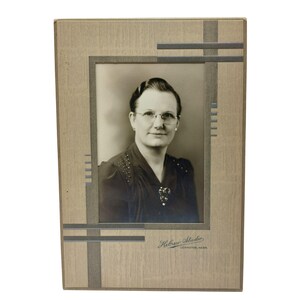 Tarjeta de gabinete de fotos de madera vintage con retrato de mujer
