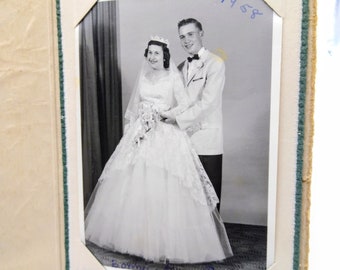 Vintage bruiloft kabinet kaart, speciale dag zwart-wit foto, Dapper bruidegom w blozende bruid in franje en bloemen, periode portret