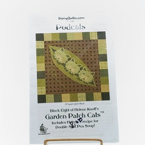 Puede incluir: Un patrón de acolchado para un bloque de acolchado cuadrado de 45,7 cm llamado "Garden Patch Cats" de Helene Knott. El patrón presenta una vaina de guisante verde con tres gatos adentro. El patrón incluye una receta para sopa de guisantes doble.