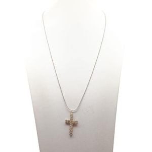 Collar con colgante de cruz de diamantes de imitación y cadena de bolitas plateada de longitud ajustable. Joyería religiosa vintage.