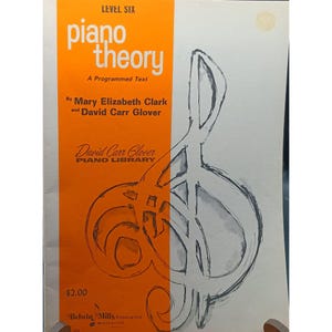 Puede incluir: Un libro de teoría del piano vintage con una cubierta naranja y blanca. La portada presenta el título "piano theory" en letras blancas grandes, los nombres de los autores y una ilustración de clave de sol. El libro es de la David Carr Glover Piano Library.
