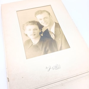 Set di foto ritratto d'epoca in carta da armadio, coppia originale in bianco e nero innamorata in abiti eleganti Jack Bailey Grand Island Nebraska