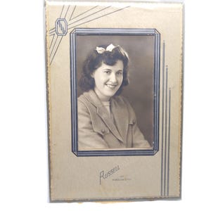 Foto de retrato vintage en papel de gabinete, original en blanco y negro de una joven encantadora con lazo en el pelo, década de 1950, Russell Studios
