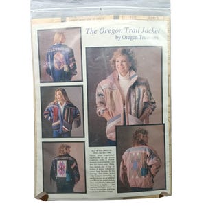 Könnte beinhalten: Ein Vintage-Schnittmuster für "The Oregon Trail Jacket" von Oregon Treasures. Das Muster zeigt Bilder der Jacke in verschiedenen Farben und Designs, mit Fransen und Patchwork-Details. Das Muster befindet sich in einer Plastikhülle.