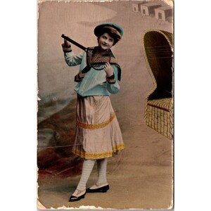 Antike 1911 handkolorierte Postkarte Mädchen mit Tennisschläger & Vintage-Outfit