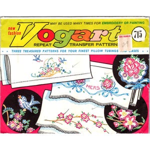 Könnte beinhalten: Vintage Vogart Transfermuster-Packung mit Stickmustern für Kissenbezüge. Die Packung enthält Blumen- und Vogelmotive in einem farbenfrohen Design. Der Text lautet "new fashion" und "May be used many times for embroidery or painting."