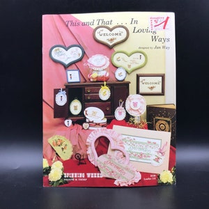 Wzory do haftu krzyżykowego Vintage, This and That In Loving Ways autorstwa Jan Way i Yvonne M Thorp, Spinning Wheel Ulotka 115, Książka do robótek ręcznych 1984