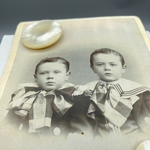 Tarjeta de retrato de gabinete de niños antiguos, adornada con botones de perlas vintage, Fritz, lectura de Pensilvania, hermanos a juego en grandes lazos