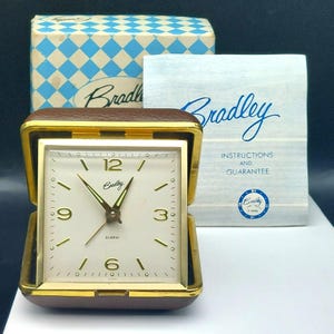 Sveglia da viaggio vintage Bradley n. 4995 – Lancette luminose, custodia in similpelle marrone con scatola e istruzioni