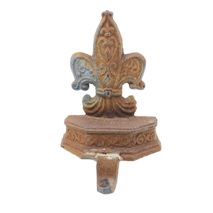 Antyczny żeliwny stojak na półki Fleur-De-Lis z rustykalną patyną do antycznego kominka