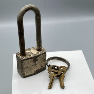 Vintage Master Lock 2428 hangslot nr. 1 met lange hals en set van 2 koperen sleutels