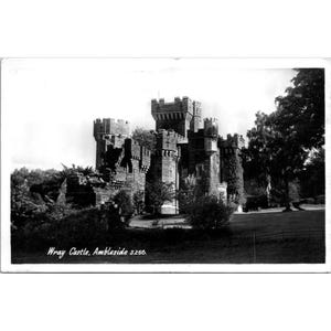 Carte postale vintage Wray Castle Ambleside noir et blanc des années 1950 RPPC reine Elizabeth II timbre manuscrite