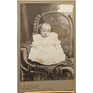Carte photo pour armoire de bébé victorienne antique par M.H. Pfeiffer Minonk IL sur une chaise ornée