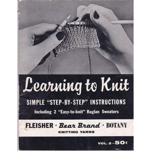 Peut inclure: Couverture de livre vintage en noir et blanc, "Learning to Knit", montrant des mains tricotant. Le livre propose des instructions étape par étape et des patrons de pulls raglan. Les marques incluent Fleisher, Bear Brand et Botany. Le prix est de 50¢.