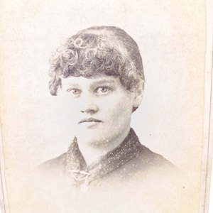 19 世紀のビンテージ女性の肖像画写真 (カード用紙に印刷)
