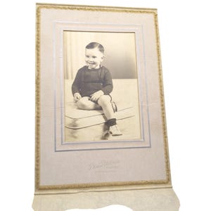 Foto de retrato vintage en tarjeta de gabinete, original en blanco y negro de un adorable niño pequeño con un mono de Peterson Fort Dodge, Iowa.