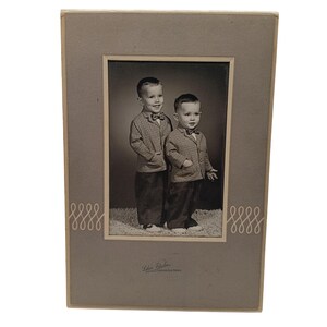 Retrato de estudio vintage de dos niños con pajarita y traje, años 40 y 50, con tarjeta de gabinete original.