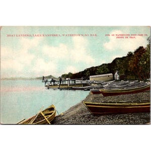 Postkarte Boot mit Landung am Kampeskasee Watertown S.D. Pub Watertown Postkarte Co. Photo Von Gray