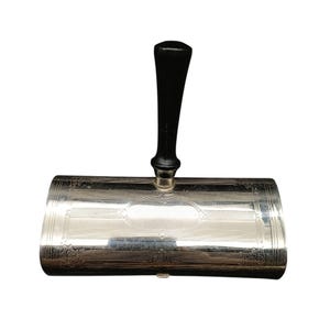 Antieke P&B verzilverde kruimelvanger met zwart handvat en sierlijke details 1922