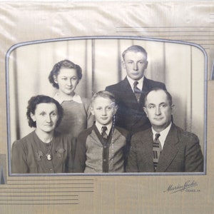 Foto de retrato vintage en tarjeta de gabinete, imagen familiar original en blanco y negro de Martin Studio