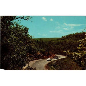 Cartolina panoramica d'epoca dell'Arkansas Ozarks U.S. Highway 62 di Ozark Postcard Publishers