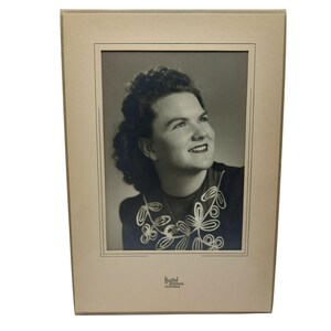 Tarjeta de gabinete con retrato vintage, fotografía de una bella dama en un marco rústico para estudio, Austin Studios, California