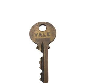 Llave Yale de latón antigua con número de serie 17B184 para coleccionistas o cerrajeros.