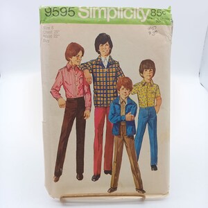 Puede incluir: Un patrón de costura vintage Simplicity para ropa de niño. El patrón es para las tallas 6, con una medida de pecho de 63,5 cm y una medida de cintura de 55,9 cm. El patrón muestra a cuatro niños vistiendo diferentes atuendos, incluyendo una camisa a cuadros, una camisa a rayas, una chaqueta azul y una camisa amarilla. El patrón está etiquetado como "9595 Simplicity 85c".