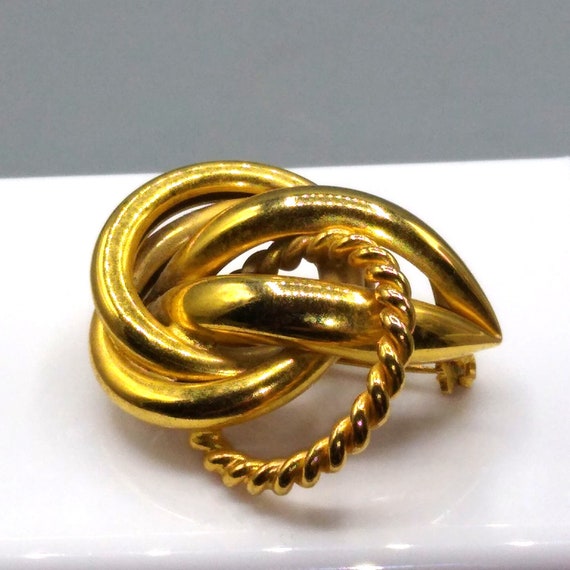 Vintage Gold Tone Interlocking Rings Lapel Brooch… - image 1