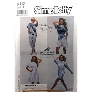 Puede incluir: Patrón de costura Simplicity de la colección Christie Brinkley. El patrón incluye cinco piezas fáciles, como una camiseta a rayas, pantalones cortos, pantalones y un vestido. Adecuado para máquinas overlock/serger. Número de modelo 9112.