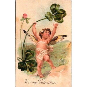Cartão postal antigo de Dia dos Namorados em relevo, Cupido com Trevo, 1912, feito na Alemanha