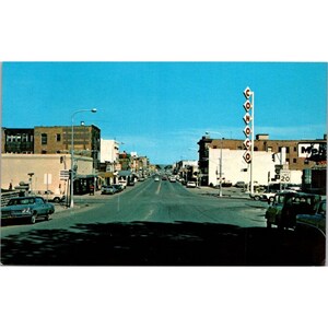 Cartão postal vintage Chrome Sheridan, histórica rua principal de Wyoming, estação Conoco Gas Mobil, McGrew Rangeland Nash não postado dividido atrás