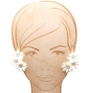 Kolczyki w kształcie kwiatów w stylu vintage, miękkie plastikowe trójwymiarowe kwiaty, retro klipsy chryzantemy z kryształowymi centrami