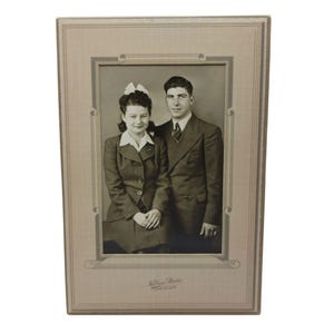 Retrato fotográfico de pareja de la década de 1940 en una tarjeta de estudio original