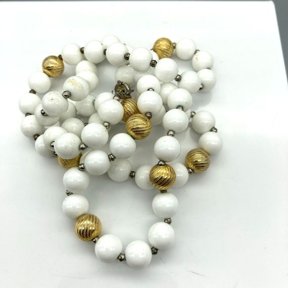Vintage White Lucite and Textured Gold Tone Beade… - image 4