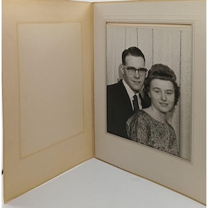 Conjunto de fotografías de retratos antiguos en cartulina, pareja de enamorados originales en blanco y negro con sus mejores galas