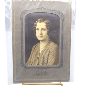 Foto de retrato vintage en sobre de tarjeta de gabinete, original en blanco y negro de una joven encantadora con collar de perlas de Martin Studio.